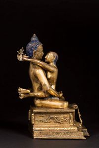 Figura di Buddha Sakyamuni in Yab-yum in bronzo dorato, Tibet, XIX secolo  - Asta Arte orientale - Associazione Nazionale - Case d'Asta italiane