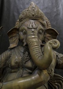 Grande scultura in ottone raffigurante Ganesh danzante, India, XX secolo  - Asta Arte orientale - Associazione Nazionale - Case d'Asta italiane