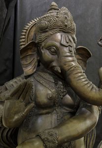 Grande scultura in ottone raffigurante Ganesh danzante, India, XX secolo  - Asta Arte orientale - Associazione Nazionale - Case d'Asta italiane