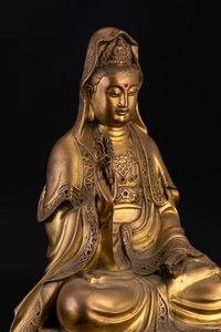 Figura di Buddha seduto su fiore di loto con iscrizione in bronzo, Cina, XX secolo  - Asta Arte orientale - Associazione Nazionale - Case d'Asta italiane