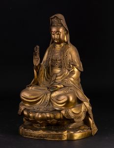 Figura di Buddha seduto su fiore di loto con iscrizione in bronzo, Cina, XX secolo  - Asta Arte orientale - Associazione Nazionale - Case d'Asta italiane