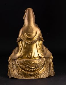 Figura di Buddha seduto su fiore di loto con iscrizione in bronzo, Cina, XX secolo  - Asta Arte orientale - Associazione Nazionale - Case d'Asta italiane