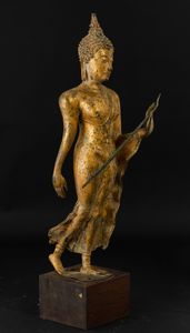 Figura di Buddha stante in bronzo dorato, Thailandia, Ayutthaya, XVII secolo  - Asta Arte orientale - Associazione Nazionale - Case d'Asta italiane