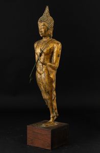 Figura di Buddha stante in bronzo dorato, Thailandia, Ayutthaya, XVII secolo  - Asta Arte orientale - Associazione Nazionale - Case d'Asta italiane