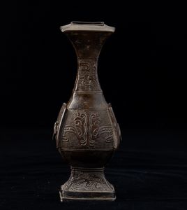 Vaso in bronzo con decori d'ispirazione arcaica incisi e a rilievo, Cina, Dinastia Ming, XVII secolo  - Asta Arte orientale - Associazione Nazionale - Case d'Asta italiane