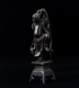 Figura di O'Boy in bronzo, Cina, Dinastia Ming, XVII secolo  - Asta Arte orientale - Associazione Nazionale - Case d'Asta italiane