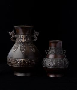 Due vasi in bronzo con anse e decori d'ispirazione arcaica, Cina, Dinastia Qing, XIX secolo  - Asta Arte orientale - Associazione Nazionale - Case d'Asta italiane