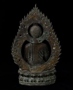 Figura in bronzo di Buddha Sakyamuni seduto su doppio fiore di lotto entro aura, Tibet, XX secolo  - Asta Arte orientale - Associazione Nazionale - Case d'Asta italiane