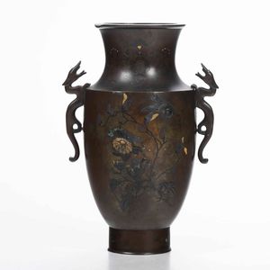 Vaso in bronzo con decori floreali parzialmente dorati e anse a foggia di draghetto, Giappone, periodo Meiji (1868-1912)  - Asta Arte orientale - Associazione Nazionale - Case d'Asta italiane