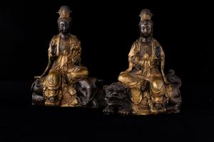 Due figure di Guanyin assise su elefante e leone in bronzo parzialmente dorato, Cina, XX secolo  - Asta Arte orientale - Associazione Nazionale - Case d'Asta italiane