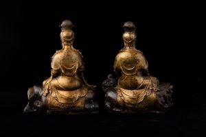 Due figure di Guanyin assise su elefante e leone in bronzo parzialmente dorato, Cina, XX secolo  - Asta Arte orientale - Associazione Nazionale - Case d'Asta italiane