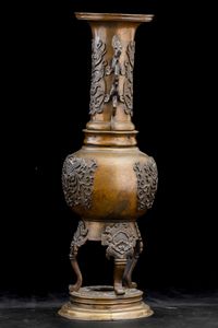 Vaso tripode in bronzo con motivi vegetali a rilievo e anse a foggia di draghetto, Giappone, periodo Meiji (1868-1912)  - Asta Arte orientale - Associazione Nazionale - Case d'Asta italiane