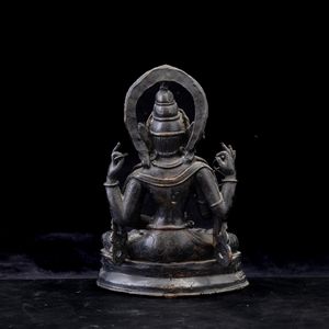 Figura di Buddha in bronzo entro aura seduto su doppio fiore di loto, Cina, Dinastia Qing, XIX secolo  - Asta Arte orientale - Associazione Nazionale - Case d'Asta italiane