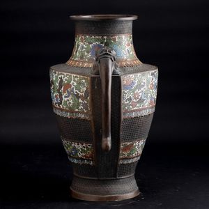 Vaso in bronzo con decoro a a racemi vegetali a smalti e anse sagomate, Giappone, periodo Meiji (1868-1912)  - Asta Arte orientale - Associazione Nazionale - Case d'Asta italiane