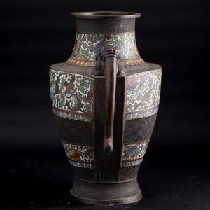 Vaso in bronzo con decoro a a racemi vegetali a smalti e anse sagomate, Giappone, periodo Meiji (1868-1912)  - Asta Arte orientale - Associazione Nazionale - Case d'Asta italiane