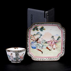 Piccolo piatto quadrato e tazzina in smalto con decoro di gusto europeo, Cina, Dinastia Qing, epoca Qianlong (1736-1796)  - Asta Arte orientale - Associazione Nazionale - Case d'Asta italiane