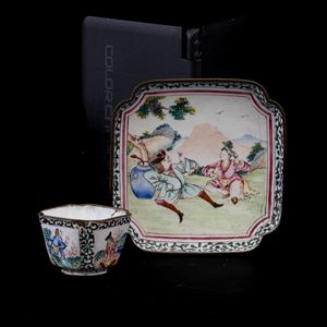 Piccolo piatto quadrato e tazzina in smalto con decoro di gusto europeo, Cina, Dinastia Qing, epoca Qianlong (1736-1796)  - Asta Arte orientale - Associazione Nazionale - Case d'Asta italiane