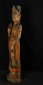 Figura di Guanyin stante su fiore di loto in legno laccato policromo, Cina, Dinastia Qing, XVIII secolo  - Asta Arte orientale - Associazione Nazionale - Case d'Asta italiane