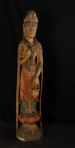 Figura di Guanyin stante su fiore di loto in legno laccato policromo, Cina, Dinastia Qing, XVIII secolo  - Asta Arte orientale - Associazione Nazionale - Case d'Asta italiane