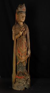 Figura di Guanyin stante in legno laccato policromo, Cina, Dinastia Qing, XVIII secolo  - Asta Arte orientale - Associazione Nazionale - Case d'Asta italiane