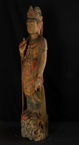 Figura di Guanyin stante in legno laccato policromo, Cina, Dinastia Qing, XVIII secolo  - Asta Arte orientale - Associazione Nazionale - Case d'Asta italiane