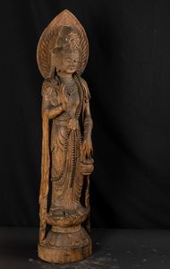 Figura di Guanyin entro aura stante su doppio fiore di loto in legno, Cina, Dinastia Qing, XIX secolo  - Asta Arte orientale - Associazione Nazionale - Case d'Asta italiane