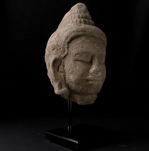 Testa di Buddha in pietra, Khmer, XIII secolo  - Asta Arte orientale - Associazione Nazionale - Case d'Asta italiane