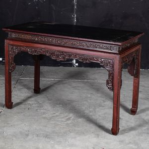 Consolle in legno con decori geometrici, Cina, XX secolo  - Asta Arte orientale - Associazione Nazionale - Case d'Asta italiane