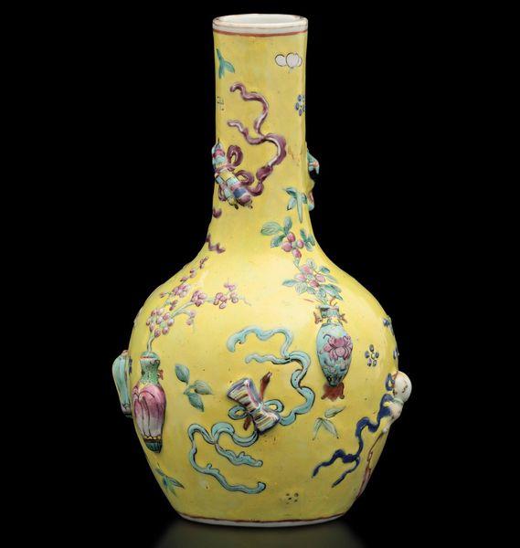 Vaso a bottiglia in porcellana con decori naturalistici a rilievo su fondo giallo, Cina, Dinastia Qing, epoca Guangxu (1875-1908)  - Asta Fine Chinese Works of Art - Associazione Nazionale - Case d'Asta italiane