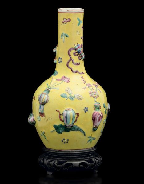 Vaso a bottiglia in porcellana con decori naturalistici a rilievo su fondo giallo, Cina, Dinastia Qing, epoca Guangxu (1875-1908)  - Asta Fine Chinese Works of Art - Associazione Nazionale - Case d'Asta italiane