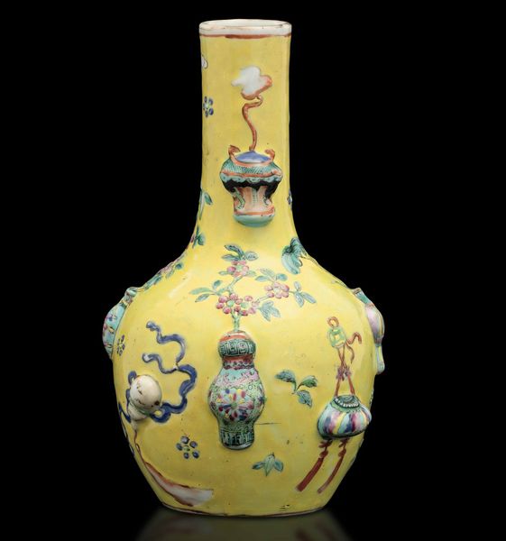 Vaso a bottiglia in porcellana con decori naturalistici a rilievo su fondo giallo, Cina, Dinastia Qing, epoca Guangxu (1875-1908)  - Asta Fine Chinese Works of Art - Associazione Nazionale - Case d'Asta italiane