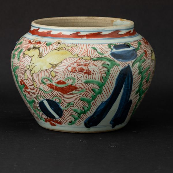 Vaso globulare in porcellana con figure di cavalli e decori naturalistici, Cina, Dinastia Qing, epoca Shunzhi (1644-1661)  - Asta Fine Chinese Works of Art - Associazione Nazionale - Case d'Asta italiane