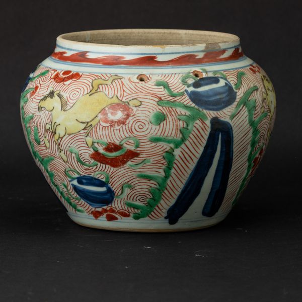 Vaso globulare in porcellana con figure di cavalli e decori naturalistici, Cina, Dinastia Qing, epoca Shunzhi (1644-1661)  - Asta Fine Chinese Works of Art - Associazione Nazionale - Case d'Asta italiane