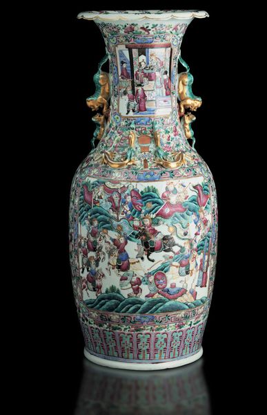 Vaso a balaustro in porcellana Famiglia Rosa con figure di draghetti a rilievo, scene di vita comune entro riserve e decori floreali, Cina, Dinastia Qing, epoca Guangxu (1875-1908)  - Asta Fine Chinese Works of Art - Associazione Nazionale - Case d'Asta italiane