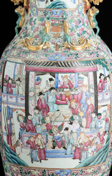 Vaso a balaustro in porcellana Famiglia Rosa con figure di draghetti a rilievo, scene di vita comune entro riserve e decori floreali, Cina, Dinastia Qing, epoca Guangxu (1875-1908)  - Asta Fine Chinese Works of Art - Associazione Nazionale - Case d'Asta italiane