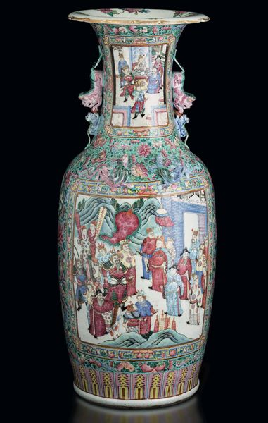 Vaso a balaustro in porcellana Famiglia Rosa con scene di vita comune entro riserve, decori floreali e figure di draghetti a rilievo, Cina, Dinastia Qing, epoca Guangxu (1875-1908)  - Asta Fine Chinese Works of Art - Associazione Nazionale - Case d'Asta italiane