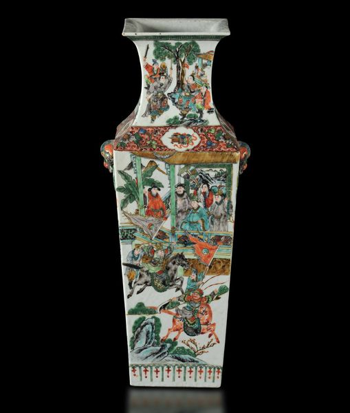 Coppia di vasi in porcellana Famiglia Verde a sezione quadrata con scene di vita di corte e mascheroni a foggia di testa leonina, Cina, Dinastia Qing, epoca Guangxu (1875-1908)  - Asta Fine Chinese Works of Art - Associazione Nazionale - Case d'Asta italiane