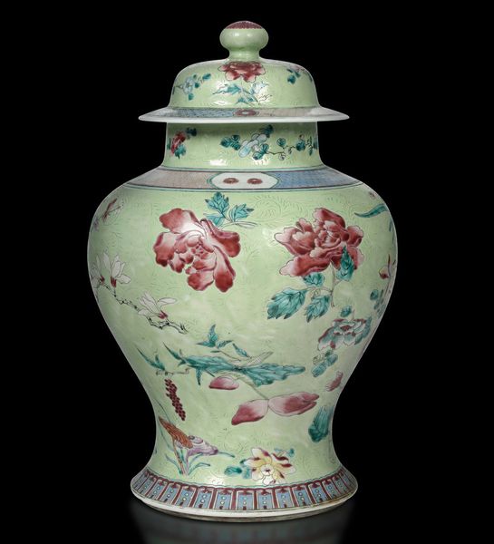 Potiche in porcellana decori floreali e incisi su fondo Celadon, Cina, Dinastia Qing, XIX secolo  - Asta Fine Chinese Works of Art - Associazione Nazionale - Case d'Asta italiane