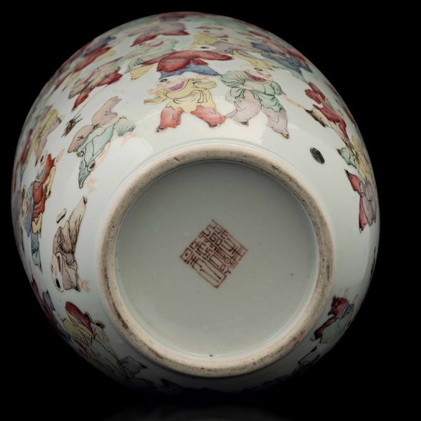 Vaso in porcellana Famiglia Rosa con decoro cento bambini, Cina, Repubblica, XX secolo  - Asta Fine Chinese Works of Art - Associazione Nazionale - Case d'Asta italiane