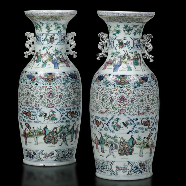 Coppia di vasi in porcellana con anse sagomate e decorazioni su registri sovrapposti raffiguranti scene di vita di corte, simboli taoisti e decori floreali Cina, Dinastia Qing, XIX secolo  - Asta Fine Chinese Works of Art - Associazione Nazionale - Case d'Asta italiane