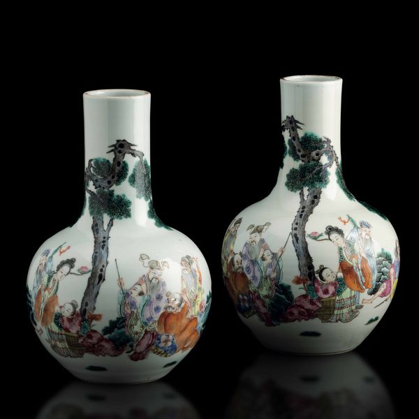 Coppia di vasi a bottiglia in porcellana con decoro di saggi e Immortali entro paesaggio, Cina, Dinastia Qing, marca e del periodo Daoguang (1821-1850)  - Asta Fine Chinese Works of Art - Associazione Nazionale - Case d'Asta italiane