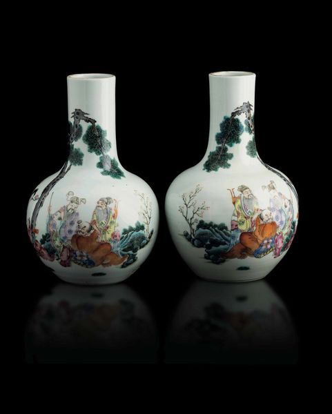 Coppia di vasi a bottiglia in porcellana con decoro di saggi e Immortali entro paesaggio, Cina, Dinastia Qing, marca e del periodo Daoguang (1821-1850)  - Asta Fine Chinese Works of Art - Associazione Nazionale - Case d'Asta italiane