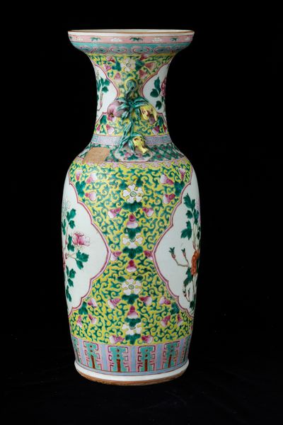 Vaso in porcellana a smalti policromi con soggetti naturalistici entro riserve, decori floreali su fondo giallo e piccole anse sagomate con frutti a rilievo, Cina, Dinastia Qing, XIX secolo  - Asta Fine Chinese Works of Art - Associazione Nazionale - Case d'Asta italiane