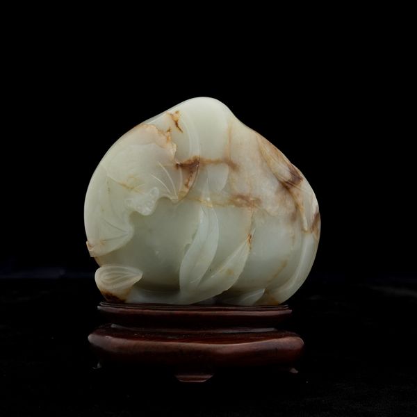 Gruppo scolpito in giada Celadon e russet raffigurante pesca con pipistrello, Cina, Dinastia Qing, epoca Qianlong (1736-1796)  - Asta Fine Chinese Works of Art - Associazione Nazionale - Case d'Asta italiane