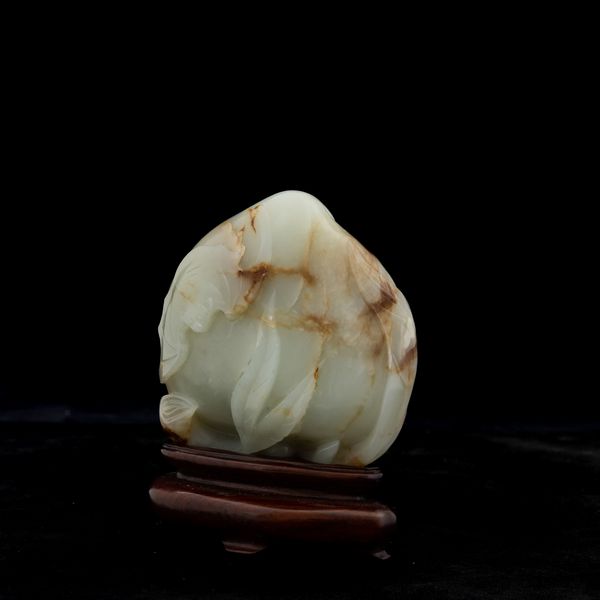 Gruppo scolpito in giada Celadon e russet raffigurante pesca con pipistrello, Cina, Dinastia Qing, epoca Qianlong (1736-1796)  - Asta Fine Chinese Works of Art - Associazione Nazionale - Case d'Asta italiane