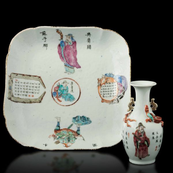 Lotto composto da piatto quadrato e piccolo vaso in porcellana con figure e iscrizioni, Cina, Dinastia Qing, XIX secolo  - Asta Fine Chinese Works of Art - Associazione Nazionale - Case d'Asta italiane