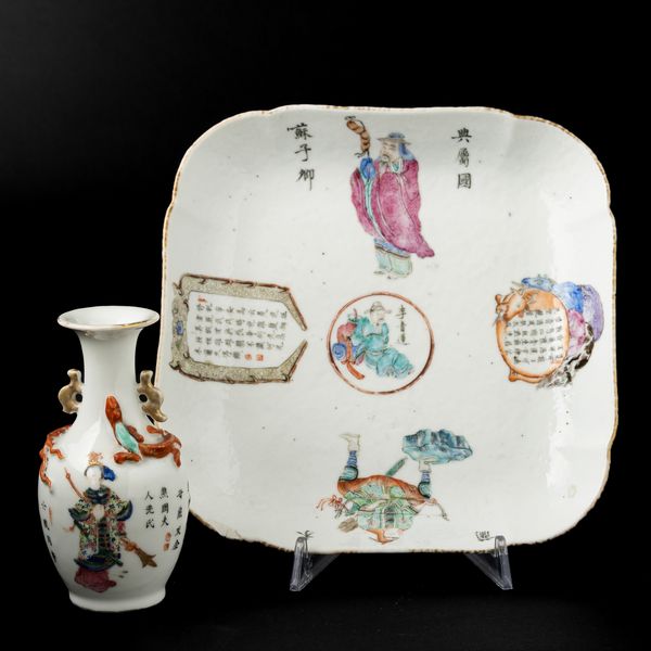 Lotto composto da piatto quadrato e piccolo vaso in porcellana con figure e iscrizioni, Cina, Dinastia Qing, XIX secolo  - Asta Fine Chinese Works of Art - Associazione Nazionale - Case d'Asta italiane