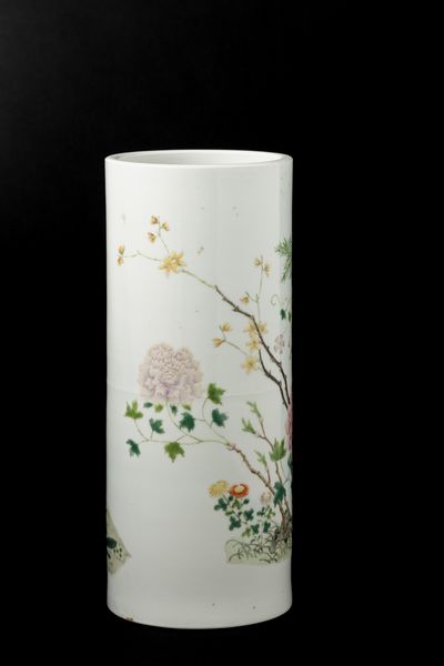 Vaso cilindrico in porcellana con decoro naturalistico e peonie in fiore, Cina, Dinastia Qing, marca e del periodo Guangxu (1875-1908)  - Asta Fine Chinese Works of Art - Associazione Nazionale - Case d'Asta italiane