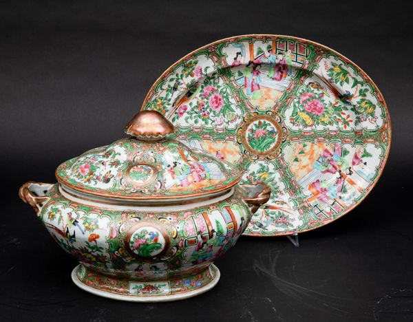 Servizio da sei in porcellana Famiglia Rosa con decori floreali e scene di vita comune entro riserve, Canto, Cina, Dinastia Qing, XIX secolo  - Asta Fine Chinese Works of Art - Associazione Nazionale - Case d'Asta italiane