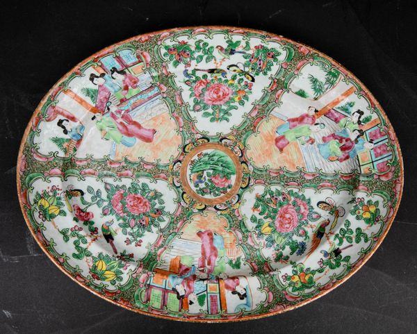 Servizio da sei in porcellana Famiglia Rosa con decori floreali e scene di vita comune entro riserve, Canto, Cina, Dinastia Qing, XIX secolo  - Asta Fine Chinese Works of Art - Associazione Nazionale - Case d'Asta italiane